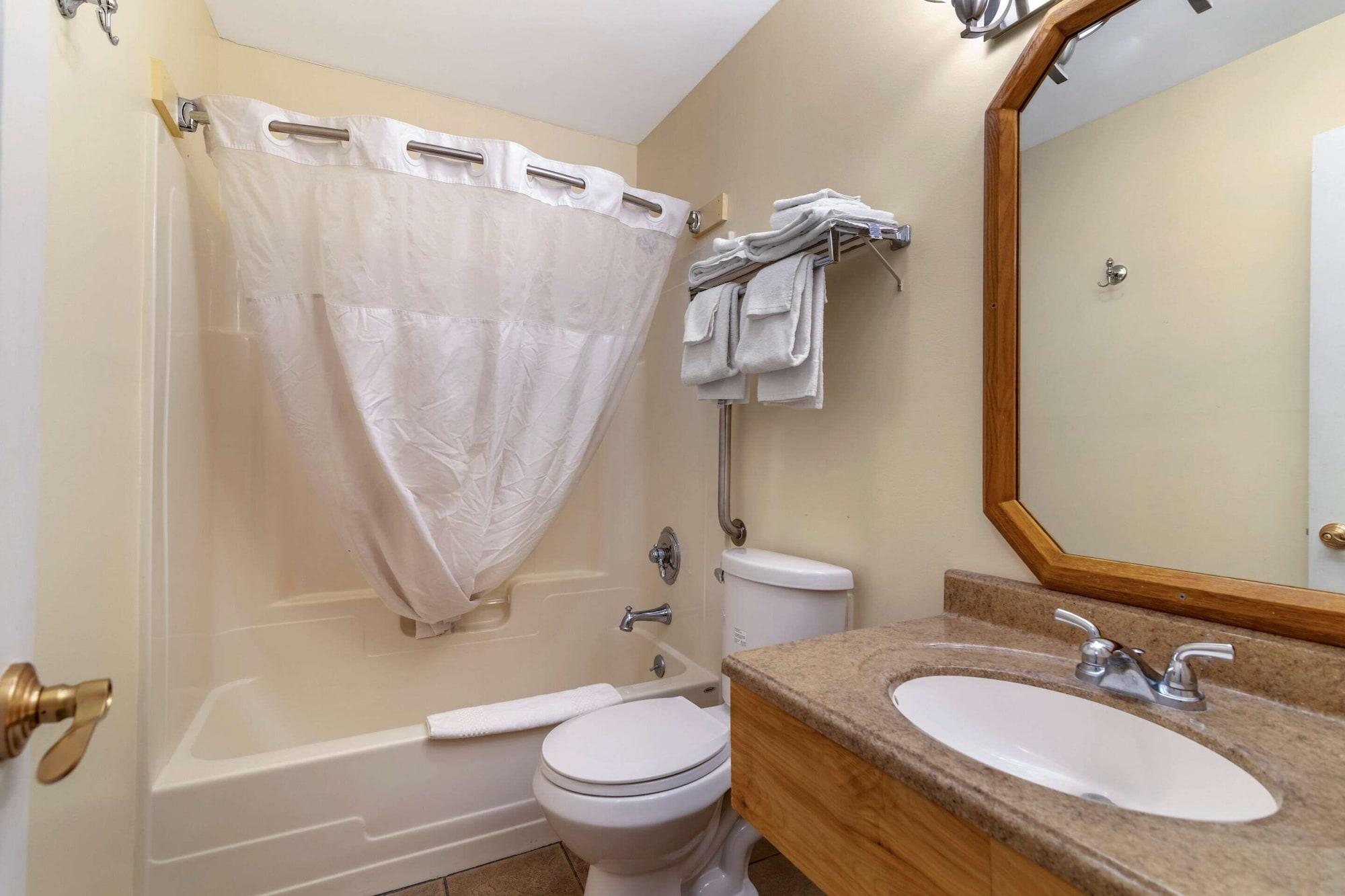 Rodeway Inn Lake George Outlets Bagian luar foto