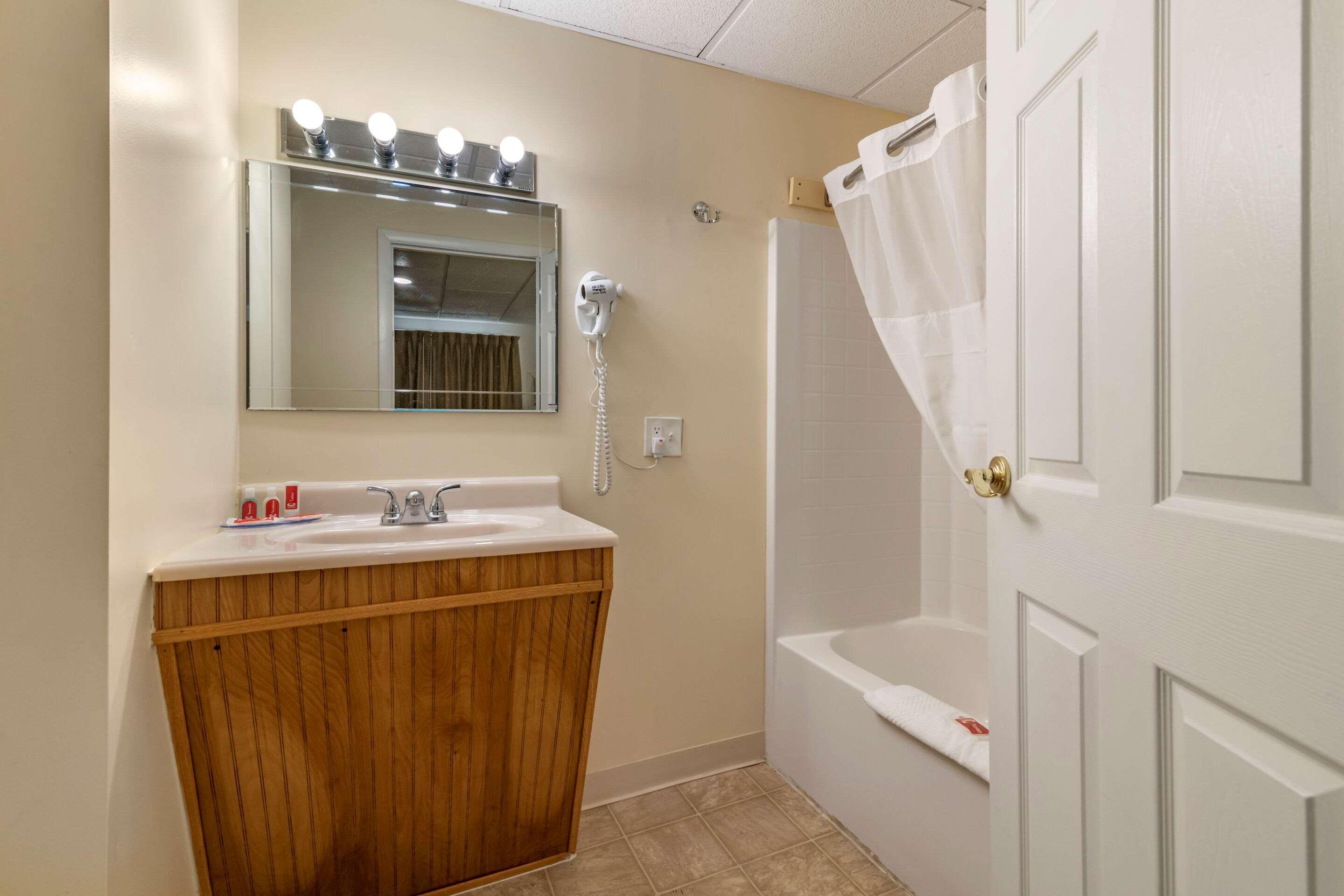 Rodeway Inn Lake George Outlets Bagian luar foto
