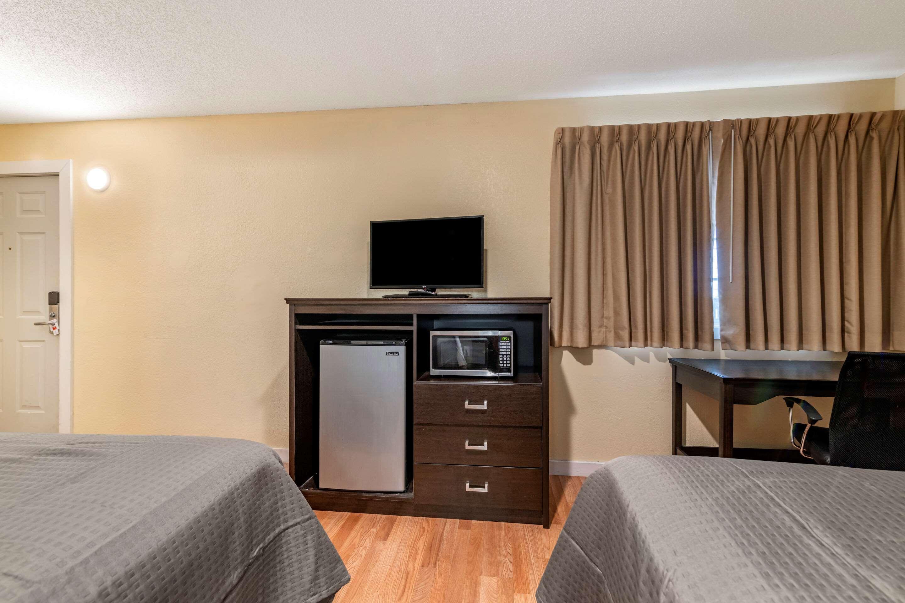 Rodeway Inn Lake George Outlets Bagian luar foto