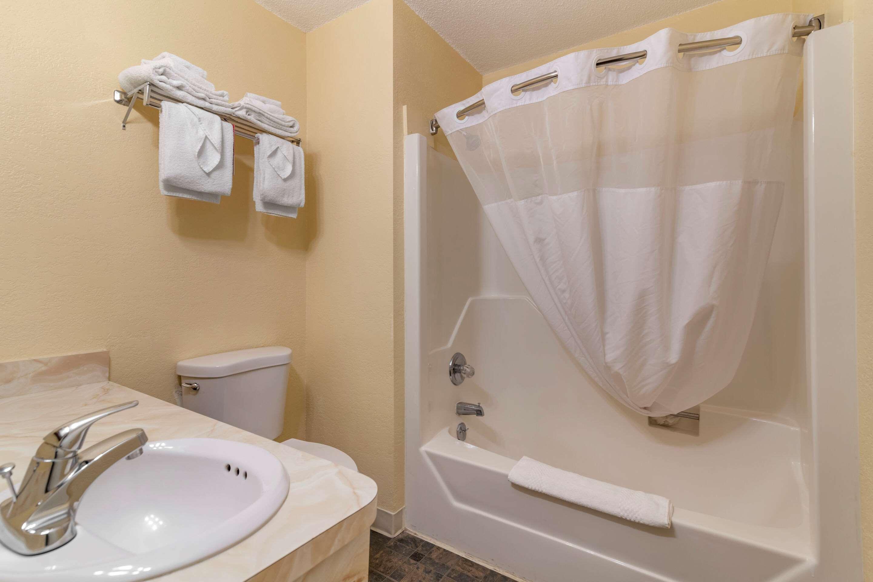 Rodeway Inn Lake George Outlets Bagian luar foto